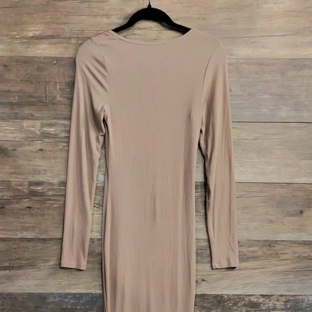 Abercrombie & Fitch Long-Sleeve Maxi Ribbed Dress in Taupe